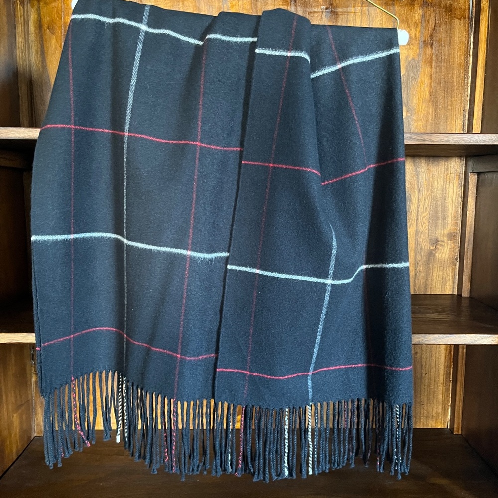 Cashmere-blend large scarf/wrap, in black, white, and red, like new, 28 x 70 in - Picture 2 of 11